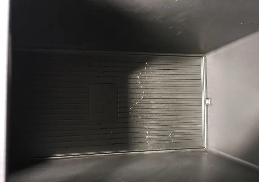 Intérieur du compartiment de rangement noir du Geely E5 PRO 218ch 60kWh, vue plongeante sans éléments distinctifs visibles.