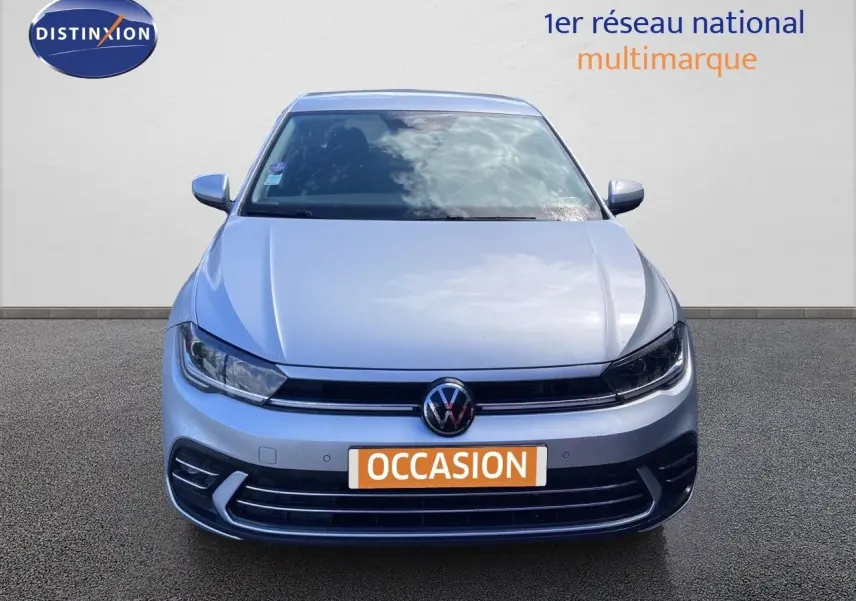 Vue frontale d'une Volkswagen Polo 2023 couleur reflet d'argent métal avec calandre noire et logo VW central.