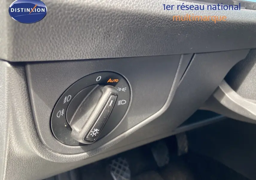 Gros plan sur le bouton de commande des phares dans l'habitacle d'une Volkswagen Polo argentée 2023.