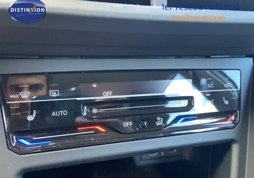 Panneau de commande de la climatisation automatique avec réglages tactiles dans une Volkswagen Polo 2023 reflet d'argent.