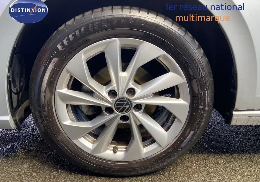 Gros plan sur la roue avant gauche argentée d'une Volkswagen Polo 2023 couleur Reflet d'Argent Métal.