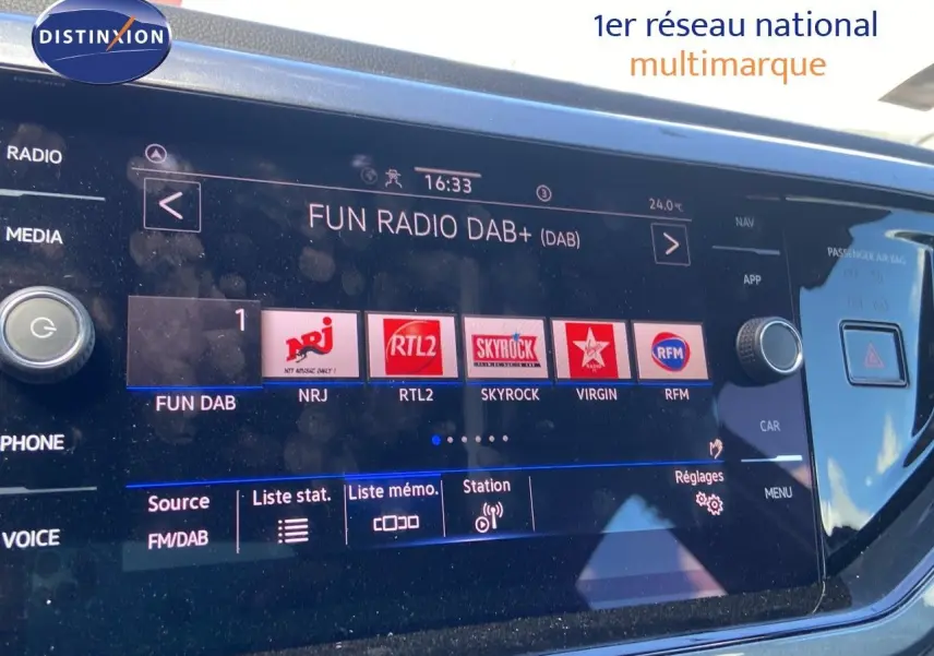 Vue rapprochée de l'écran tactile multimédia de la Volkswagen Polo Style 2023 en reflet d'argent métal.