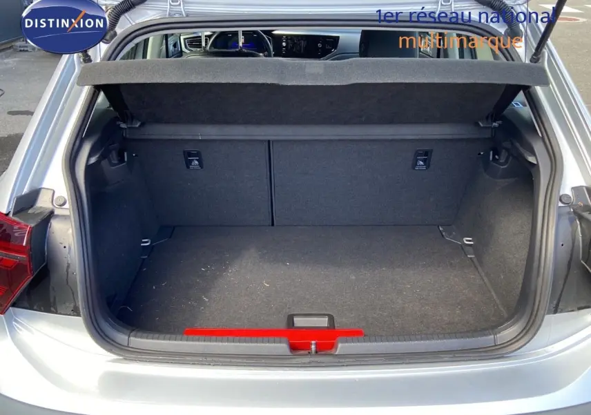 Coffre ouvert vu de l'arrière d'une Volkswagen Polo 2023 reflet d'argent métal, montrant l'espace de chargement vide.