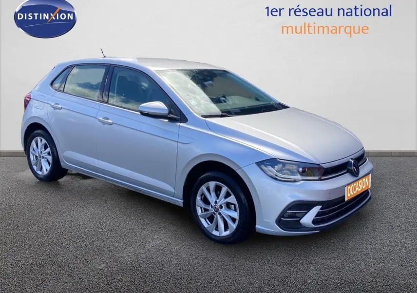 Volkswagen Polo 1.0 TSI 95CH Style en reflet d'argent métal vue 3/4 avant côté gauche sur sol gris.