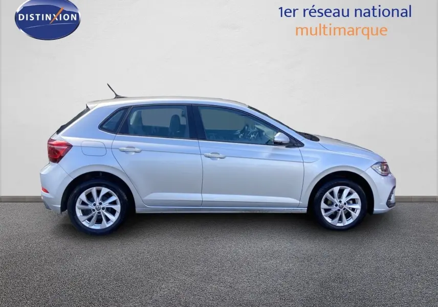 Profil côté gauche d'une Volkswagen Polo 1.0 TSI 95CH STYLE 2023 en reflet d'argent métal sur fond neutre.