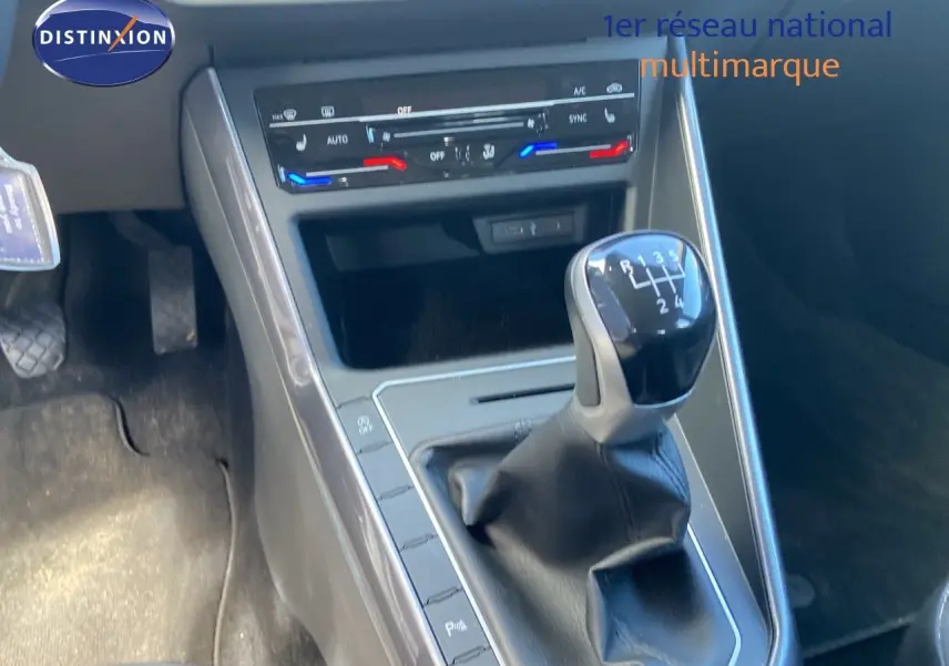 Le levier de vitesses manuel noir de la Volkswagen Polo 1.0 TSI 95CH STYLE 2023 avec commandes climatisation en vue rapprochée.
