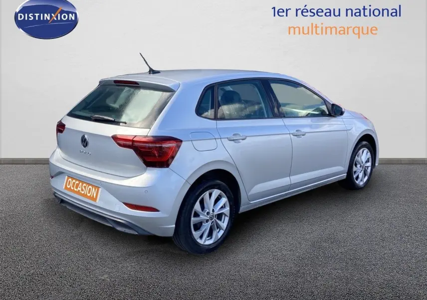 Vue 3/4 arrière droite d'une Volkswagen Polo 1.0 TSI 95CH Style argent métallisé avec jantes alliage et cinq portes.