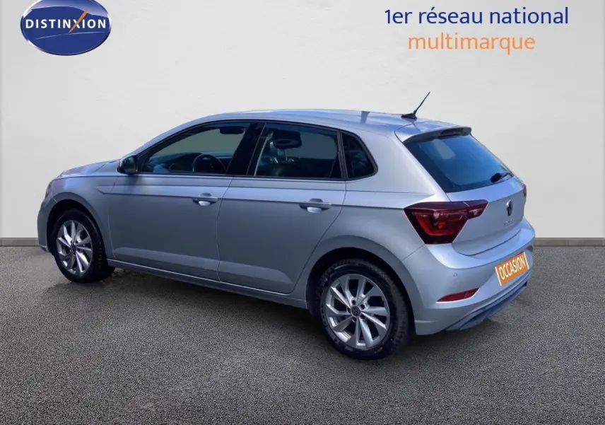 Volkswagen Polo 1.0 TSI 2023 en reflet d'argent métal vue 3/4 arrière côté gauche sur sol gris.