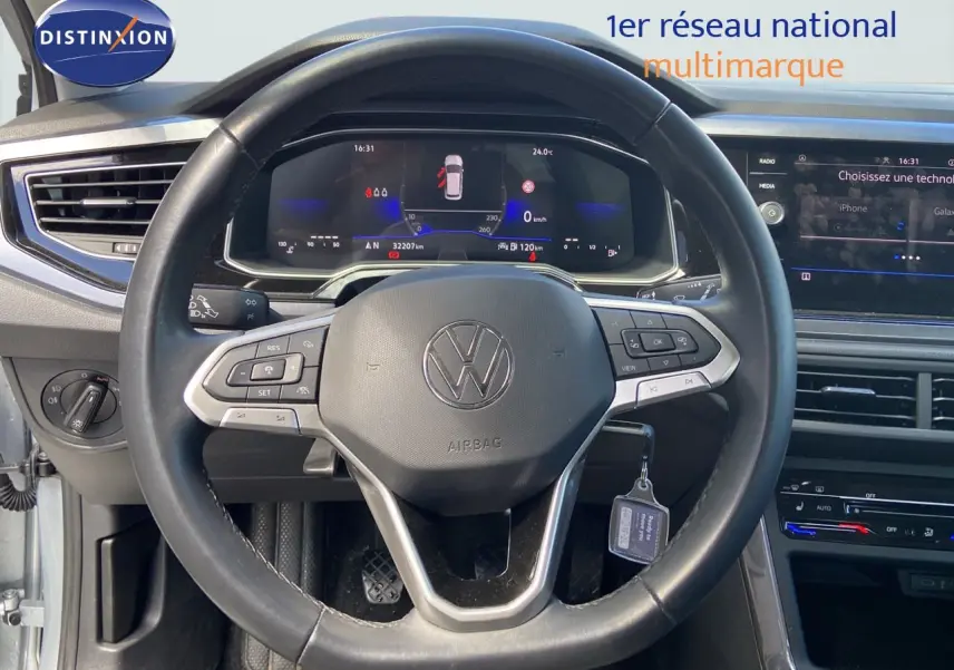 Vue centrée sur le volant et le tableau de bord numérique d'une Volkswagen Polo 2023 couleur reflet d'argent.