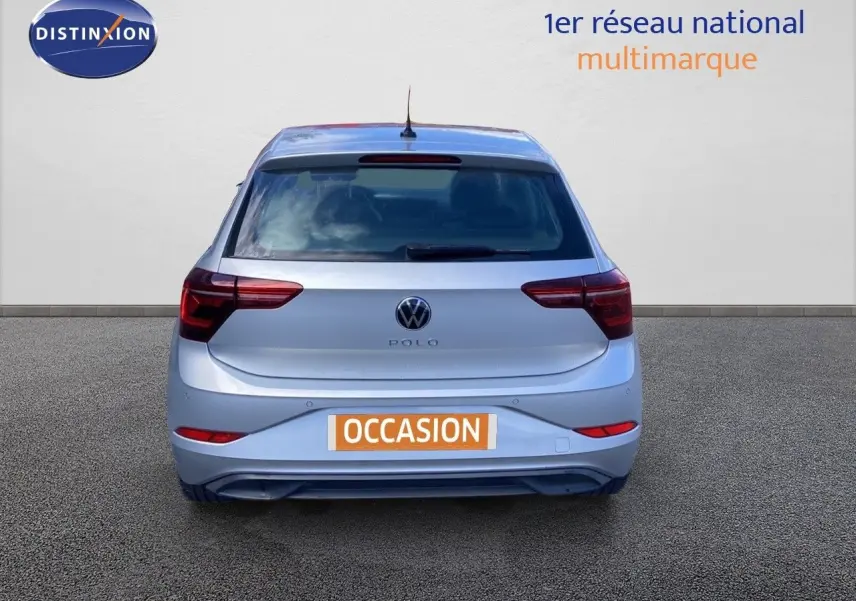 Vue arrière d'une Volkswagen Polo 2023 couleur reflet d'argent métal, avec plaque d'immatriculation orange "OCCASION".