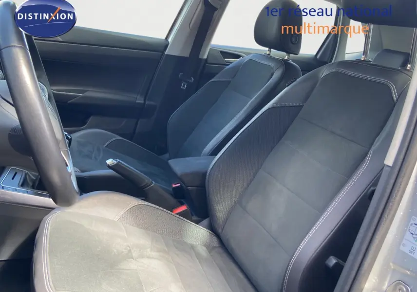 Vue intérieure côté conducteur de la Volkswagen Polo 1.0 TSI 95ch Style 2023 avec sièges noirs en cuir et alcantara.