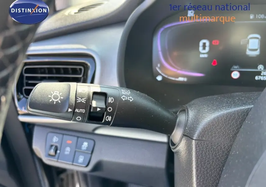 Gros plan sur la commande des phares et clignotants du tableau de bord du KIA STONIC gris météore 2024.