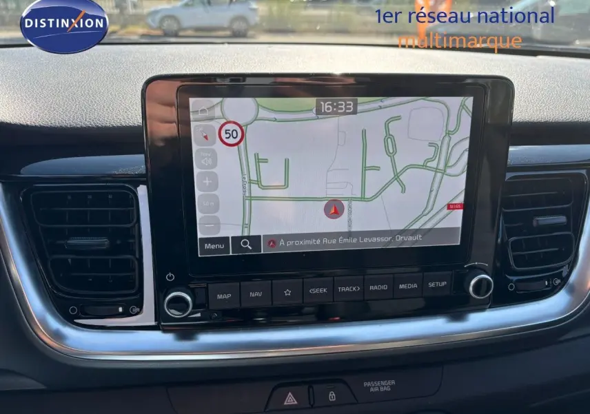 Écran tactile central du tableau de bord du Kia Stonic gris météore 2024 affichant la navigation GPS.