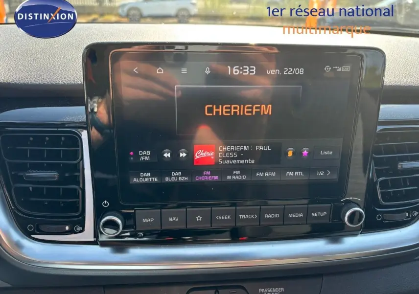 Écran tactile central affichant la radio CHERIEFM dans l'habitacle d'une KIA STONIC 1.0 T-GDI 100 ACTIVE.