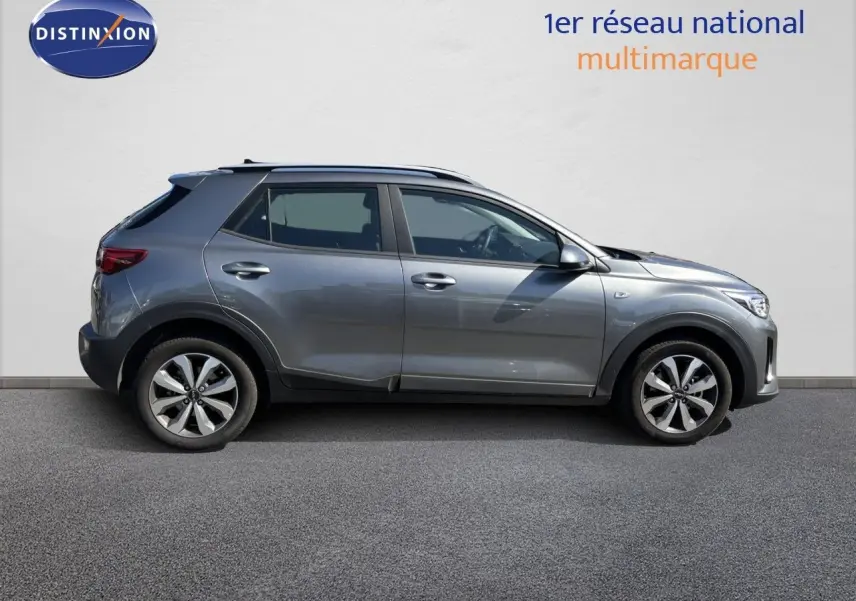 Profil côté gauche du KIA STONIC 2024 gris météore avec jantes bi-ton et toit noir contrasté.