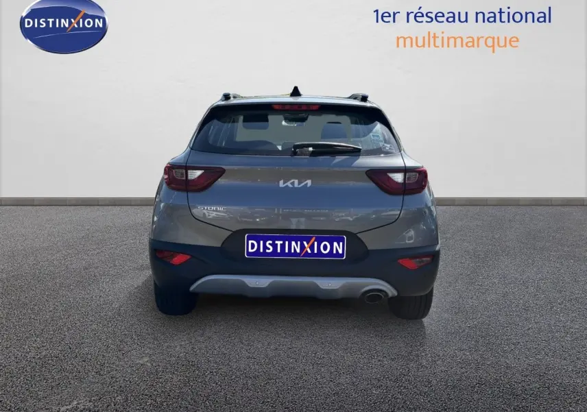 Vue arrière d'un KIA STONIC gris météore 2024 avec feux arrière LED et logo KIA centré sur le hayon.