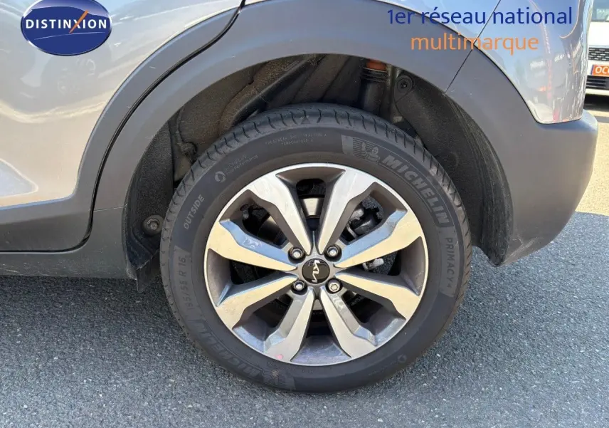 Gros plan sur la roue avant gauche du KIA STONIC gris météore 2024 avec jante alliage et pneu Michelin.