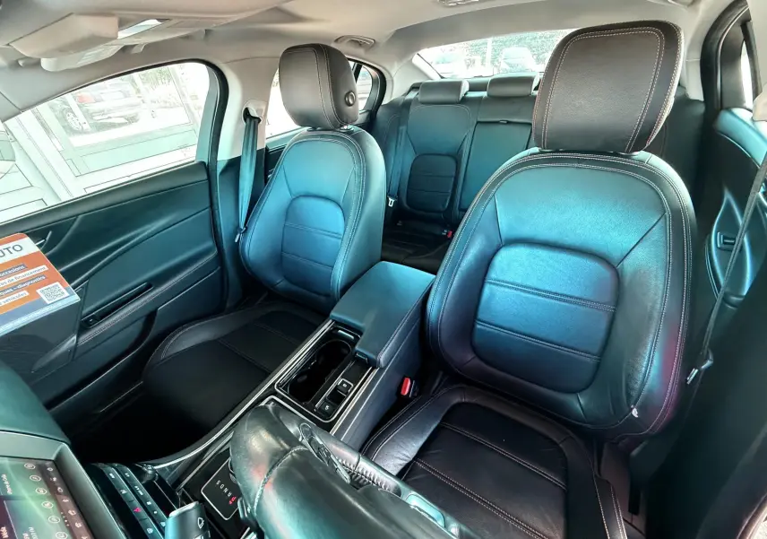 Intérieur cuir noir de la Jaguar XE 2019 vu côté conducteur, avec sièges avant et arrière bien visibles.
