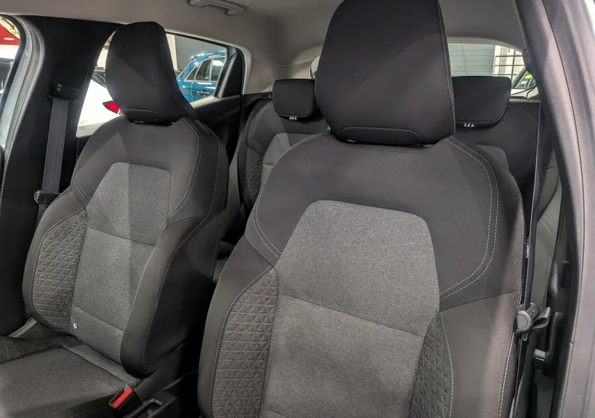 Vue intérieure rapprochée des sièges avant en tissu gris et noir de la Renault Clio V TCe 100 Business 2020.