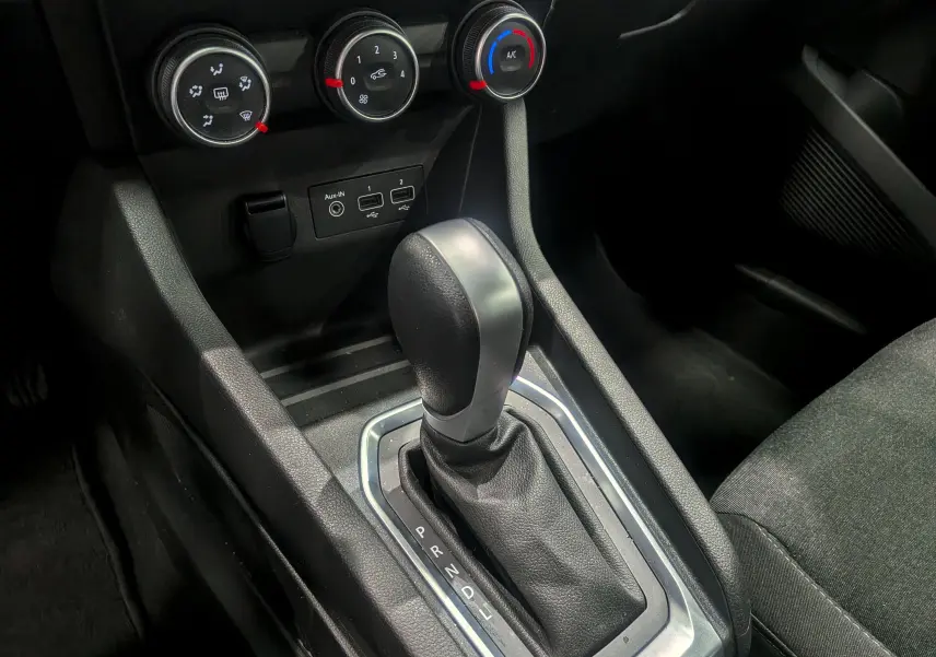 Gros plan sur la console centrale de la Renault Clio V Business 2020, avec levier de boîte auto et commandes de climatisation.