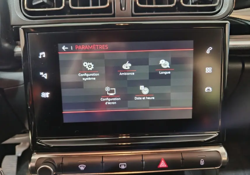 Vue rapprochée de l'écran tactile central du tableau de bord de la Citroën C3 2024, affichant le menu paramètres.