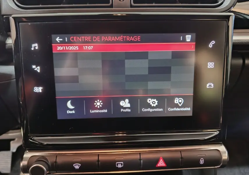 Écran tactile central du tableau de bord de la Citroën C3 gris foncé, affichant le centre de paramétrage.