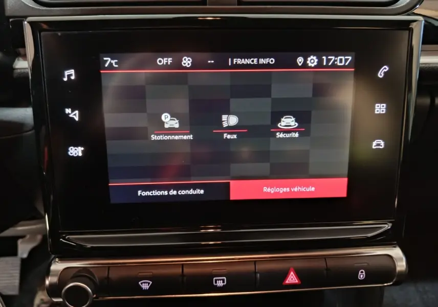Écran tactile central de la Citroën C3 PureTech 83 BVM MAX 2024 affichant les réglages véhicule, vue frontale rapprochée.