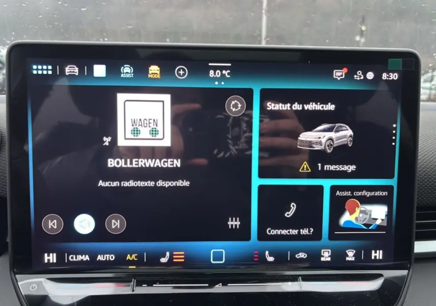 Écran tactile central du Volkswagen T-Roc 2026 affichant le statut véhicule et options multimédia en intérieur.