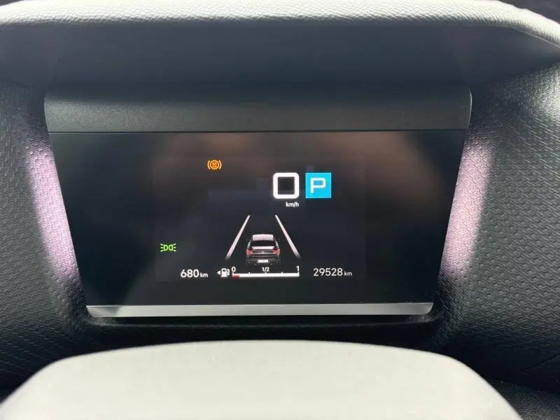 Affichage numérique du tableau de bord du Citroën C4 X 2024 montrant la vitesse à 0 km/h et le mode parking.