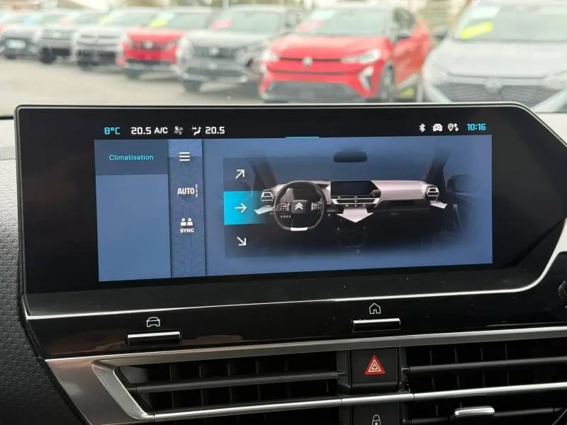 Écran tactile intérieur du Citroën C4 X 2024 montrant la commande de climatisation avec tableau de bord moderne.