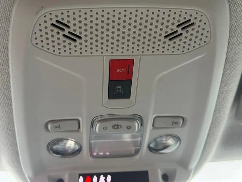 Détail du plafonnier intérieur avec boutons SOS et éclairage dans une Citroën C4 X gris 2024.