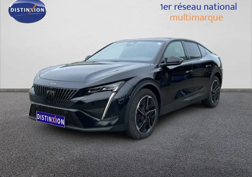 Peugeot 408 Hybrid 145ch GT noir métal en 3/4 avant droit, avec calandre distinctive et feux LED verticaux.