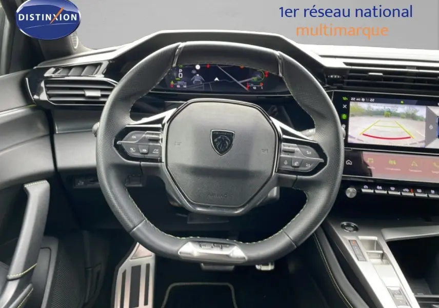 Vue intérieure centrée sur le volant cuir noir et le tableau de bord numérique du Peugeot 408 Hybrid 145ch GT 2024.