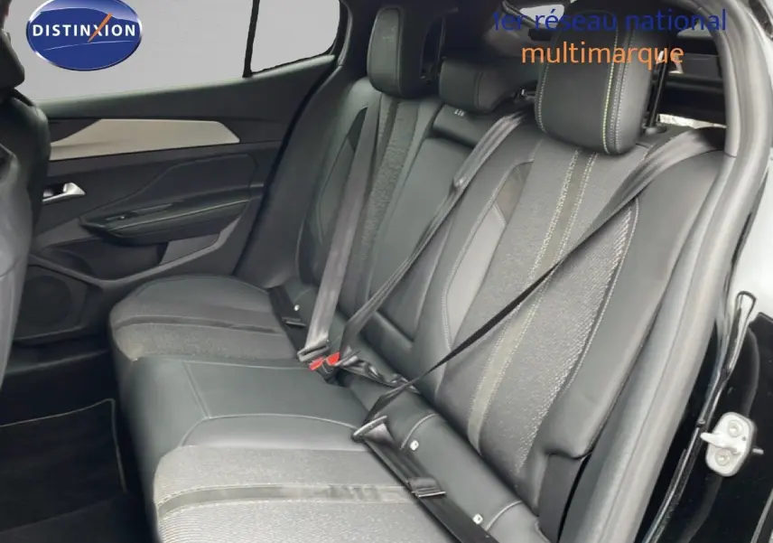 Vue intérieure côté droit des sièges arrière en cuir noir et tissu gris du Peugeot 408 HYBRID 145CH e-DCS6 GT 2024.