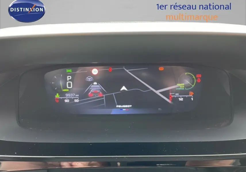 Affichage numérique du tableau de bord du Peugeot 408 Hybrid 145ch GT, vue frontale sur l'écran de conduite.