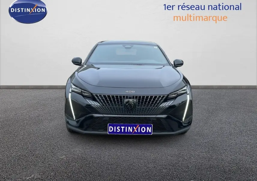 Vue avant centrée de la Peugeot 408 Hybrid 145ch GT noir métal avec feux LED en forme de griffes allumés.