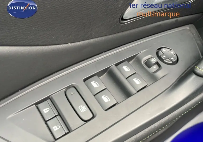 Détail des commandes de lève-vitres et rétroviseurs sur la porte côté gauche d’une Peugeot 408 HYBRID 145CH e-DCS6 GT noir métal 2024.