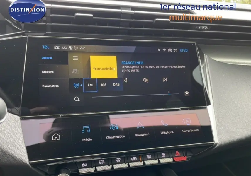 Vue rapprochée de l’écran tactile central du tableau de bord de la Peugeot 408 Hybrid noire, affichant les options multimédia et climatisation.