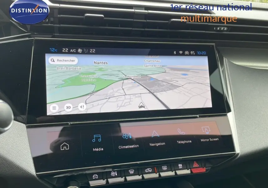 Vue rapprochée de l’écran tactile central du tableau de bord du Peugeot 408 noir métal, affichant la navigation.