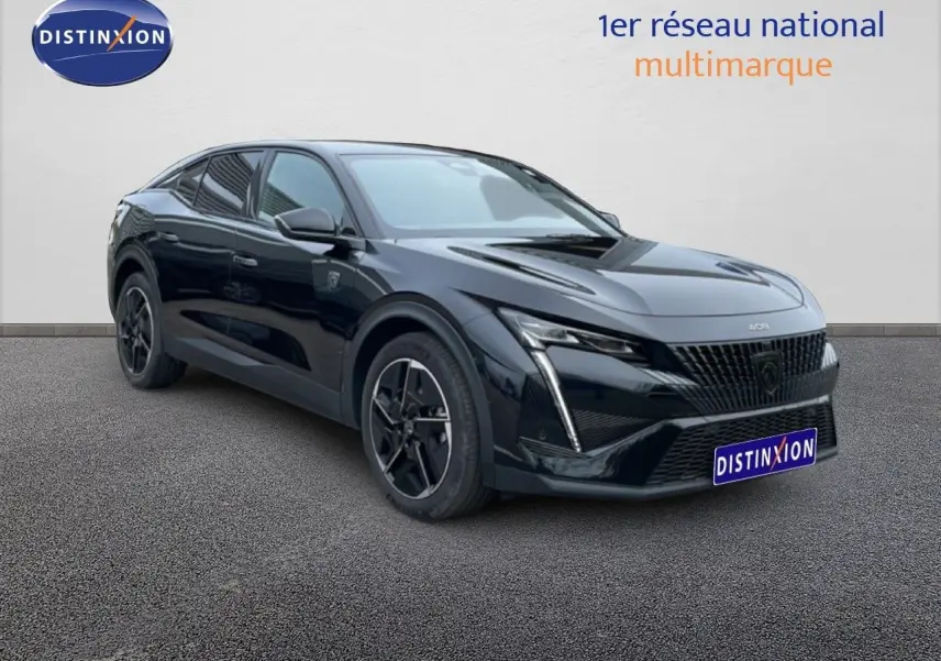 Peugeot 408 Hybrid 145ch GT noir métal vue 3/4 avant mettant en valeur ses lignes dynamiques et ses jantes noires.