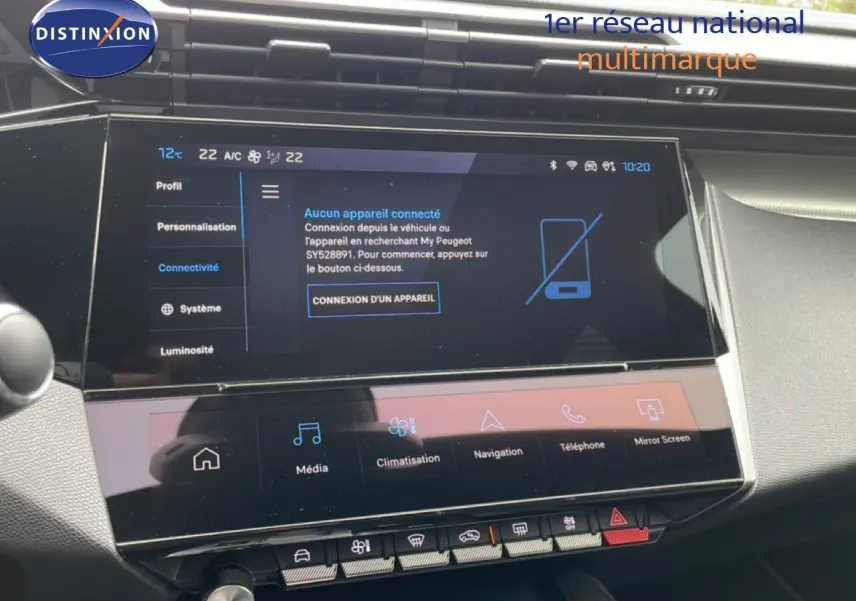 Écran tactile central du tableau de bord du Peugeot 408 Hybrid 145ch GT, affichant les options de connectivité et climatisation.