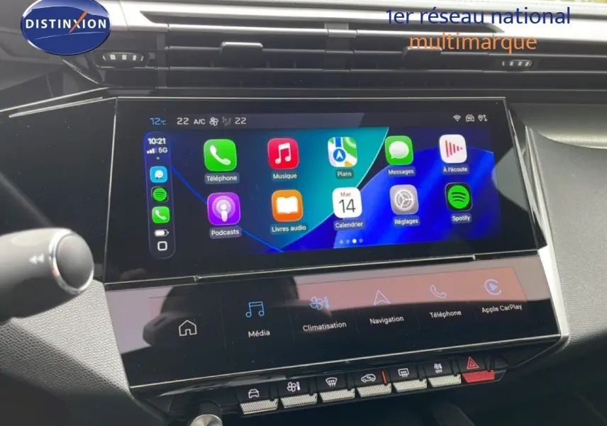Écran tactile central affichant Apple CarPlay dans l'habitacle noir du Peugeot 408 Hybrid 145ch GT 2024.