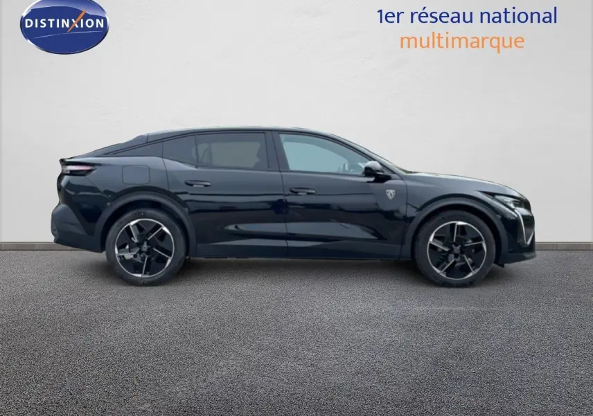 Peugeot 408 Hybrid noir métal en profil droit, soulignant ses jantes noires et son design dynamique 2024.