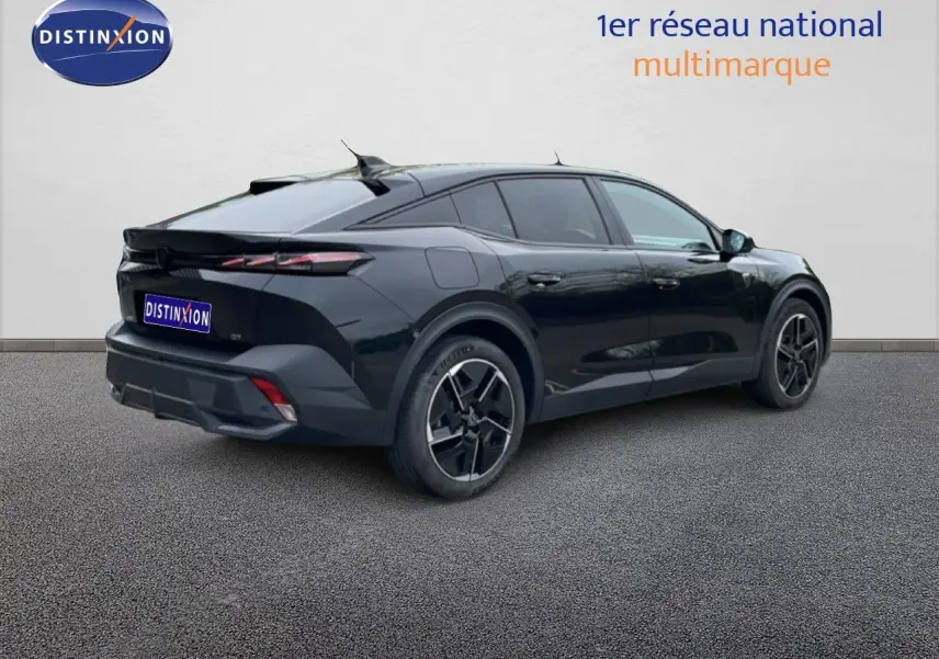 Peugeot 408 Hybrid 145ch GT noir métal vue 3/4 arrière droit avec jantes noires et lignes dynamiques.