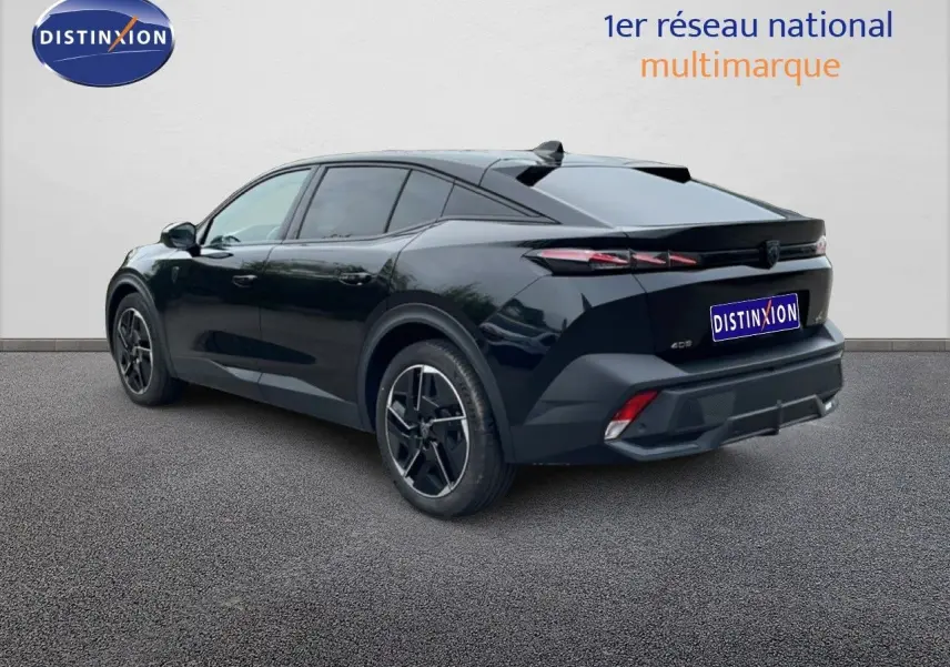 Vue 3/4 arrière droite d'une Peugeot 408 HYBRID 145CH GT noire métal avec jantes noires et feux arrière LED distinctifs.
