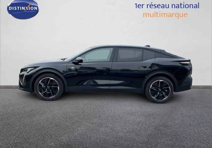 Profil droit d’une Peugeot 408 HYBRID 145CH e-DCS6 GT noire métal avec jantes noires et détails modernes.