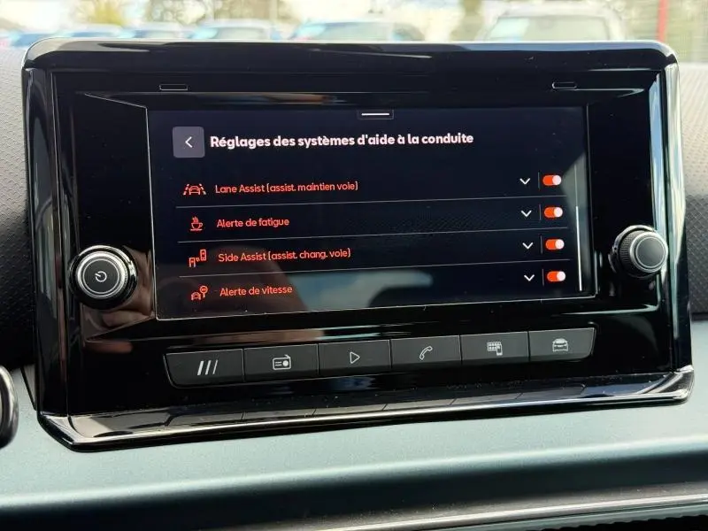Écran tactile central du tableau de bord du SEAT Arona 2025 affichant les réglages d’aides à la conduite.