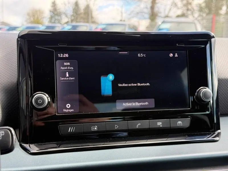 Écran tactile central du tableau de bord du SEAT Arona 2025, affichant une demande d'activation Bluetooth.