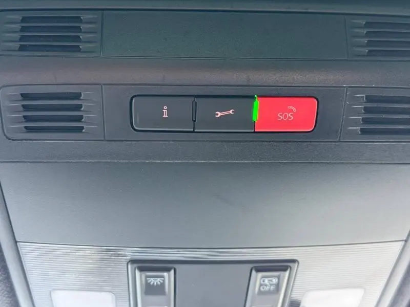 Gros plan sur la console intérieure avec les boutons d’assistance et SOS du SEAT Arona 2025, finition Xperience.