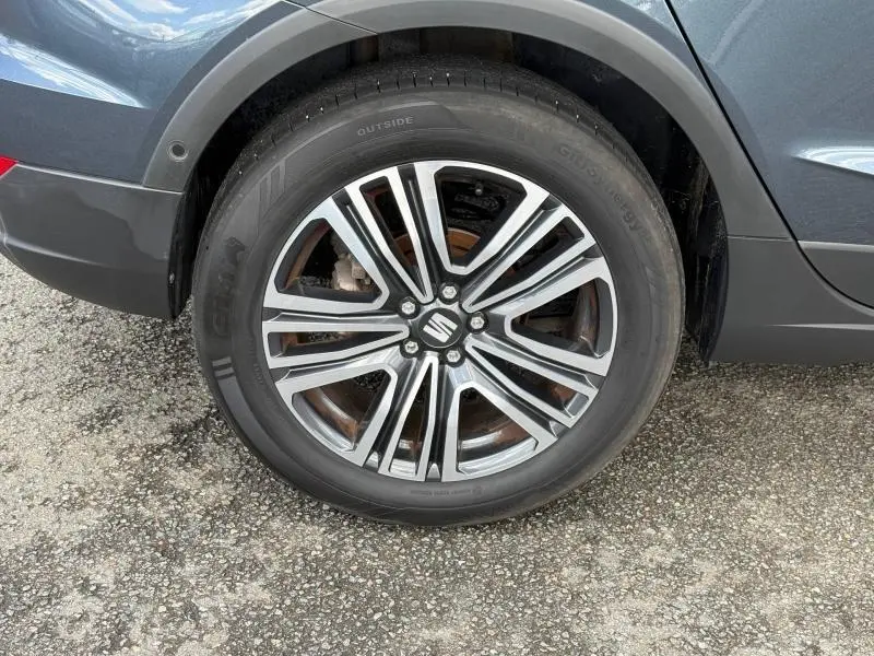 Gros plan sur la roue avant droite du SEAT Arona 2025 Bleu Saphir Métal avec jante alliage à design moderne.